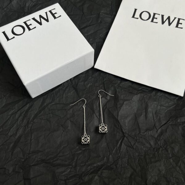 replik,replica,schmuck,1:1,beste,ohrringe,ring,Repliken Die neuen Ohrringe von Loewe: Anagram, dreidimensionaler, drahtumwickelter Anhänger mit ringförmiger Schnalle und geschnitzter Diamantschnalle (I5MBY)