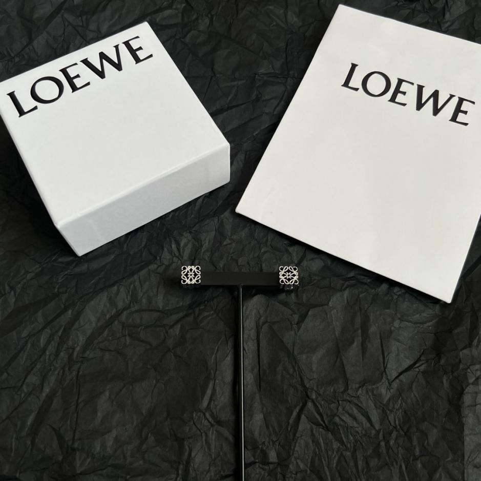 replik,replica,schmuck,1:1,beste,ohrringe,ring,Repliken Die neuen Ohrringe von Loewe: Anagram, dreidimensionaler, drahtumwickelter Anhänger mit ringförmiger Schnalle und geschnitzter Diamantschnalle (I5MBY) replik,replica,schmuck,1:1,beste,ohrringe,ring,Repliken Die neuen Ohrringe von Loewe: Anagram, dreidimensionaler, drahtumwickelter Anhänger mit ringförmiger Schnalle und geschnitzter Diamantschnalle (I5MBY)