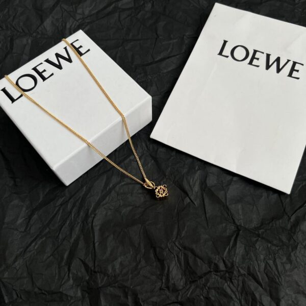 replik,replica,schmuck,1:1,beste,ohrringe,ring,Repliken Loewe-Halskette „Anagram“ mit drahtumwickeltem, dreidimensionalem Anhängerringverschluss und geschnitzter Diamantschnalle (ITGTY)