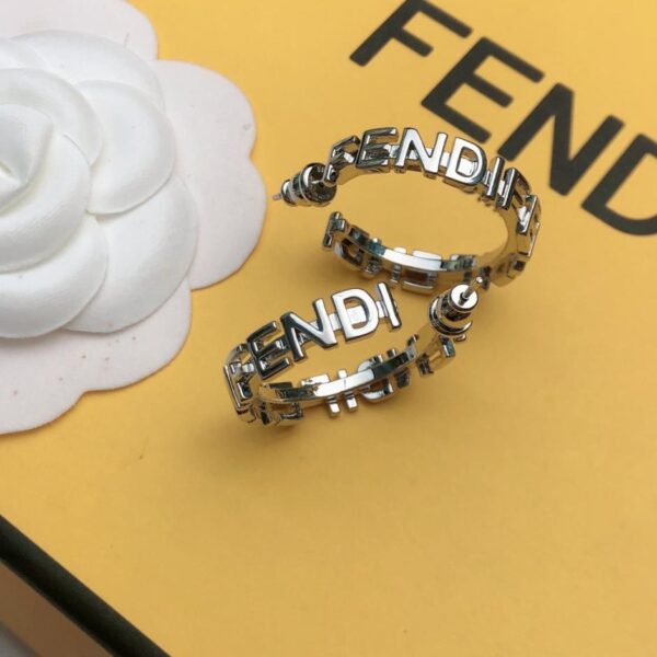 replik,replica,schmuck,1:1,beste,ohrringe,ring,Repliken Neue FENDI-Logo-Ohrringe, hochwertige Individualisierung (HULYS)