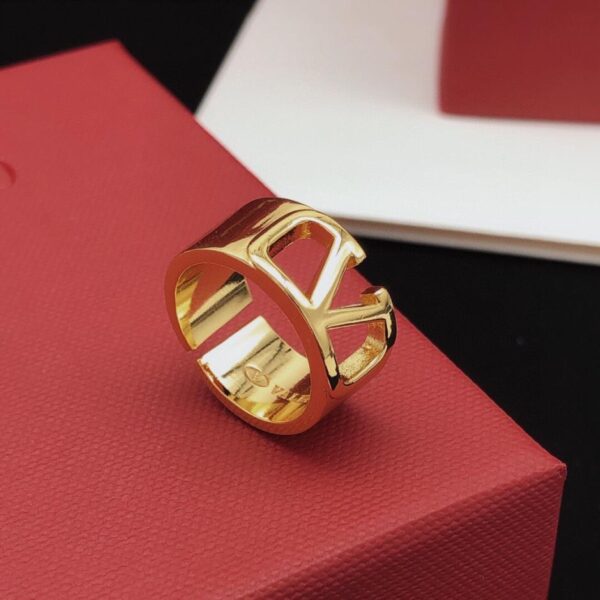 replik,replica,schmuck,1:1,beste,ohrringe,ring,Repliken Valentinos neuster Ring, polierte Oberfläche, einheitliches ZP-Messingmaterial (IP24J)