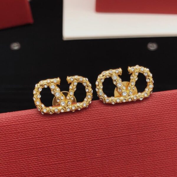 replik,replica,schmuck,1:1,beste,ohrringe,ring,Repliken Valentinos neueste V-förmige Reisperlenohrringe, einheitliches ZP-Messingmaterial (6953Y)