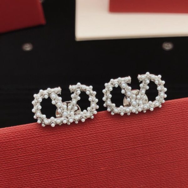 replik,replica,schmuck,1:1,beste,ohrringe,ring,Repliken Valentinos neueste V-förmige Reisperlenohrringe, einheitliches ZP-Messingmaterial (ART0M)