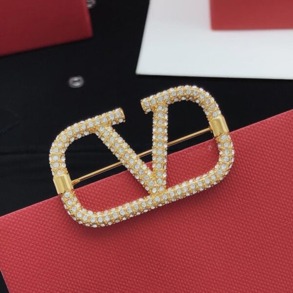 replik,replica,schmuck,1:1,beste,ohrringe,ring,Repliken Valentino V-förmige Brosche mit Diamanten (RWTS1)