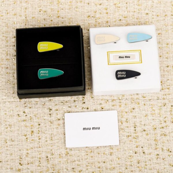 replik,replica,schmuck,1:1,beste,ohrringe,ring,Repliken Miu Miu Bunte Haarnadel mit Emaille-Buchstaben (YQ1NF)