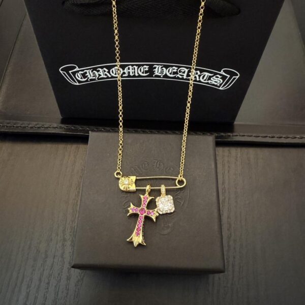 replik,replica,schmuck,1:1,beste,ohrringe,ring,Repliken Neue Chrome Hearts-Halskette mit rosa Diamantkreuz und Anstecknadel in Ladenqualität (4J0T5)