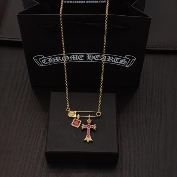 replik,replica,schmuck,1:1,beste,ohrringe,ring,Repliken Neue Chrome Hearts-Halskette mit rosa Diamantkreuz und Anstecknadel in Ladenqualität (S15CA)