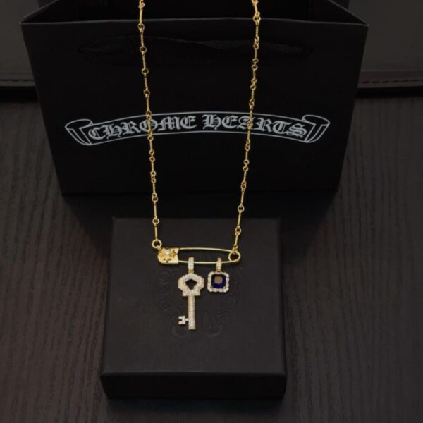 replik,replica,schmuck,1:1,beste,ohrringe,ring,Repliken Neue Chrome Hearts Ma Huo-Anstecker mit blauem Diamant-Schlüsselanhänger in Thekenqualität (VADMG)