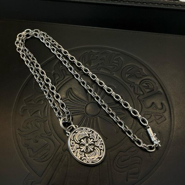replik,replica,schmuck,1:1,beste,ohrringe,ring,Repliken Neue Chrome Hearts-Klassiker in Thekenqualität mit Retro-Buchstaben-Halskette und rundem Anhänger aus Rattanblume (LUKUS)