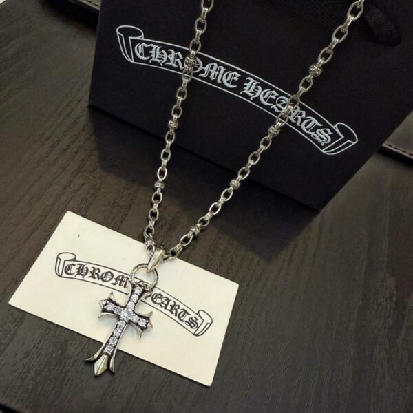 replik,replica,schmuck,1:1,beste,ohrringe,ring,Repliken Neue Chrome Hearts-Halskette in klassischer Retro-Kreuz-Blumenkugel-Qualität mit T-förmigem Anhänger voller Diamanten (VOUWA)