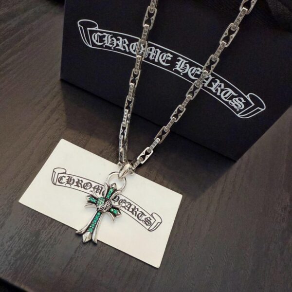 replik,replica,schmuck,1:1,beste,ohrringe,ring,Repliken Neue, hochwertige Chrome Hearts Halskette mit klassischer Retro-Buchstabenschnalle und grünem Diamant-Herz-Kreuz-Anhänger (P7NW7)