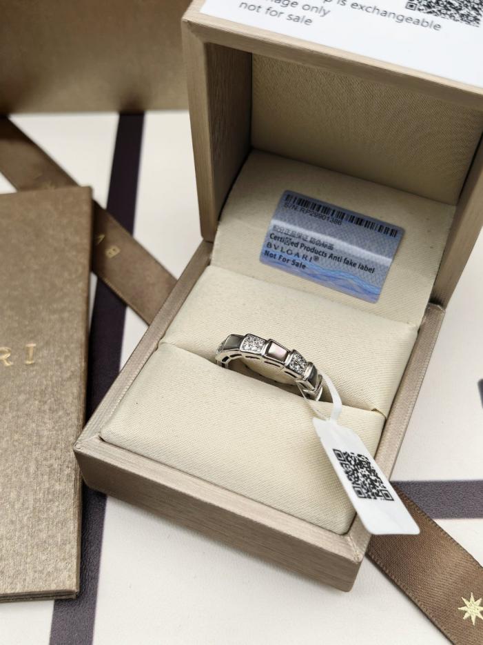 replik,replica,schmuck,1:1,beste,ohrringe,ring,Repliken Gegenversion Bulgari Schlangenknochen-Einzelschleifenring mit Diamantintervall Perlmuttversion V Gold-Upgrade Silber breites Material V Goldproduktion Swarovski farbige Diamanten (T1APV) replik,replica,schmuck,1:1,beste,ohrringe,ring,Repliken Gegenversion Bulgari Schlangenknochen-Einzelschleifenring mit Diamantintervall Perlmuttversion V Gold-Upgrade Silber breites Material V Goldproduktion Swarovski farbige Diamanten (T1APV)