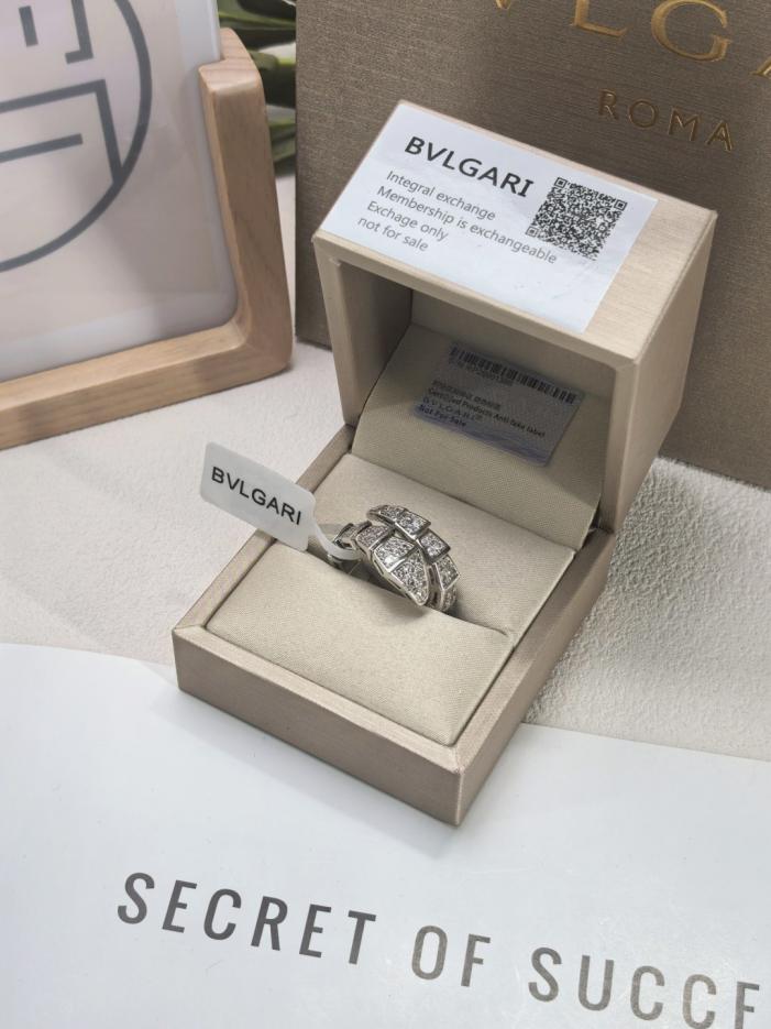 replik,replica,schmuck,1:1,beste,ohrringe,ring,Repliken Bvlgari Schlangenknochen-Doppelkreis-Ring, großer Volldiamant-Ring, verbesserte Version, Silbermaterial, V-Gold, 5A-Diamant mit hohem Kohlenstoffgehalt (Y2TNO) replik,replica,schmuck,1:1,beste,ohrringe,ring,Repliken Bvlgari Schlangenknochen-Doppelkreis-Ring, großer Volldiamant-Ring, verbesserte Version, Silbermaterial, V-Gold, 5A-Diamant mit hohem Kohlenstoffgehalt (Y2TNO)