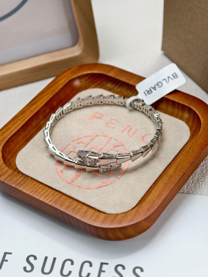 replik,replica,schmuck,1:1,beste,ohrringe,ring,Repliken Gegenversion Bulgari Doppelkreis-Armband in Schlangenform mit Diamanten an Kopf und Schwanz, verbesserte Version, aus V-Gold, Silber (VC2WX) replik,replica,schmuck,1:1,beste,ohrringe,ring,Repliken Gegenversion Bulgari Doppelkreis-Armband in Schlangenform mit Diamanten an Kopf und Schwanz, verbesserte Version, aus V-Gold, Silber (VC2WX)