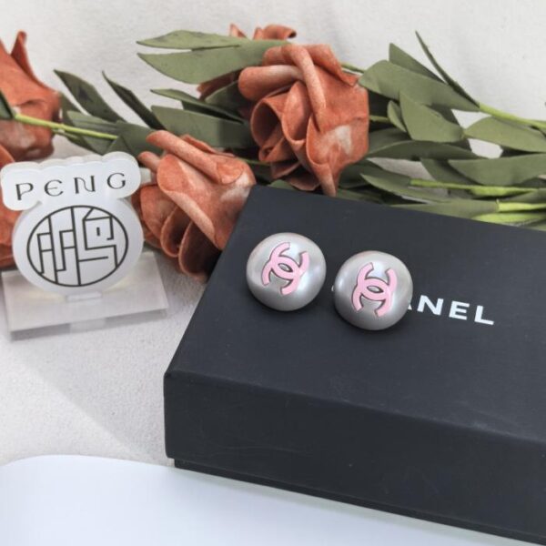 replik,replica,schmuck,1:1,beste,ohrringe,ring,Repliken Chanel Double C Emaille-Perlen-Ohrringe mit Schnalle in Counter-Version, rosafarbene Version mit natürlichen Perlmutt-Harzperlen (28VUI)