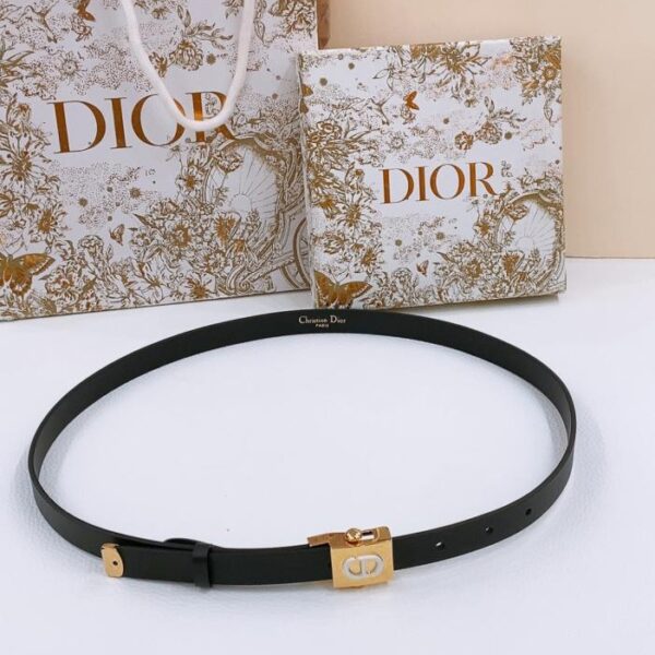 replik,replica,schmuck,1:1,beste,ohrringe,ring,Repliken Der Dior Polytechnique-Gürtel mit vergoldeter Schnalle ist ein charakteristisches Modell der Dior-Show und verkörpert ein modernes und elegantes Temperament. Die quadratische „CD“-Gürtelschnalle aus der limitierten Dioramour-Serie besticht durch ein glänzendes, goldfarbenes Metalldetail (XZW3S).