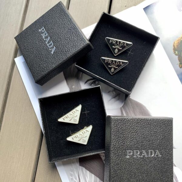 replik,replica,schmuck,1:1,beste,ohrringe,ring,Repliken (2er-Pack) Pradas meistverkaufte klassische Haarspange mit umgekehrtem Dreieck und Metalllogo (BCUE0)