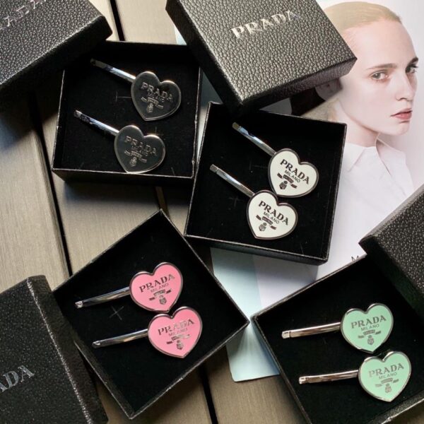 replik,replica,schmuck,1:1,beste,ohrringe,ring,Repliken (2 Stück insgesamt, egal ob links oder rechts) Prada Haarnadel mit herzförmigem Metalllogo im Counter-Stil (DN4GE)