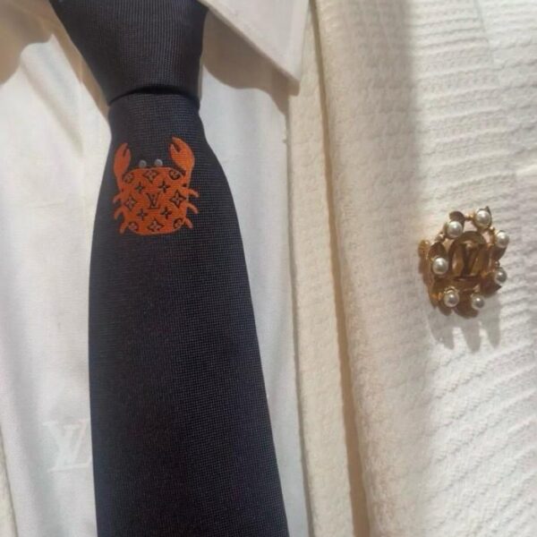 replik,replica,schmuck,1:1,beste,ohrringe,ring,Repliken LV Crab Seidenkrawatte in einem dunklen Farbton tauchgefärbt (0EMJO)