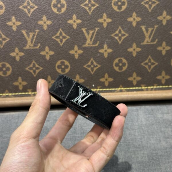 replik,replica,schmuck,1:1,beste,ohrringe,ring,Repliken LOUIS VUITTON schwarzes Blumenlederarmband (GNNOP)