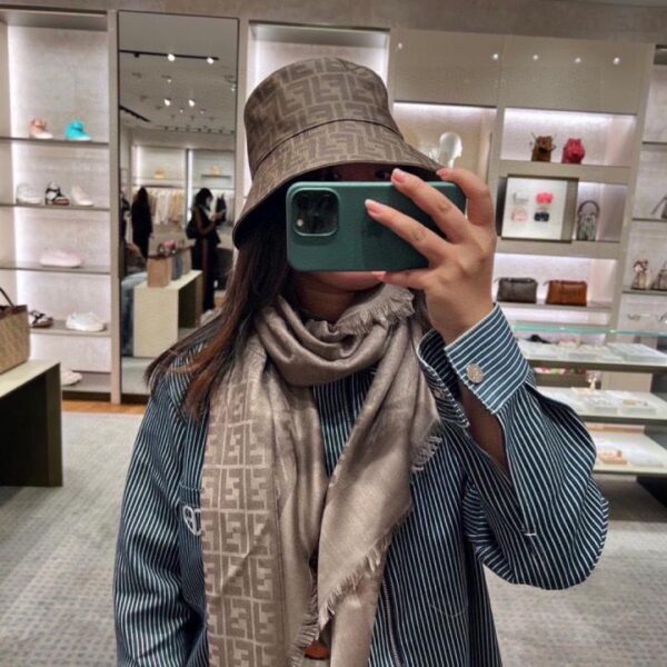 replik,replica,schmuck,1:1,beste,ohrringe,ring,Repliken FENDI, neuer Stil „FF Gold and Silver Jacquard Shawl“, großer quadratischer Jacquardschal mit Doppel-F (PB8N0)