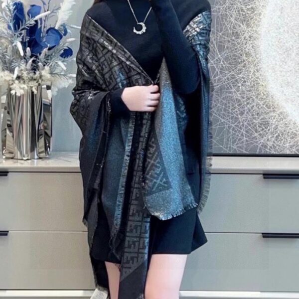 replik,replica,schmuck,1:1,beste,ohrringe,ring,Repliken FENDI, neuer Stil „FF Gold and Silver Jacquard Shawl“, großer quadratischer Jacquardschal mit Doppel-F (YEV2Q)