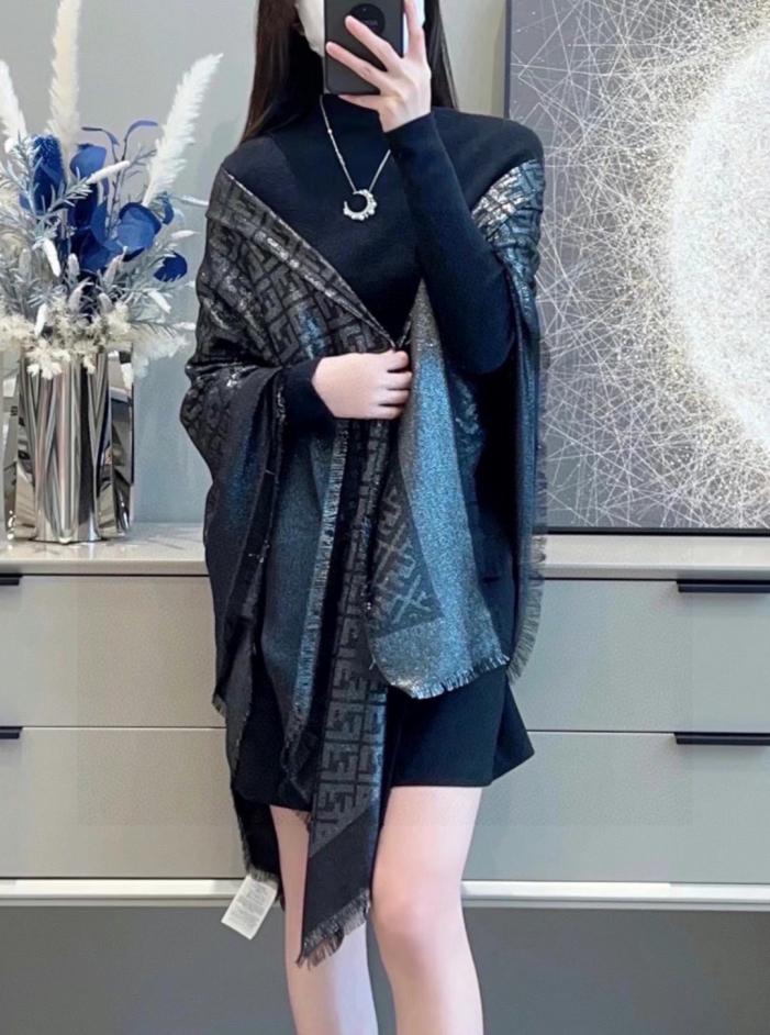 replik,replica,schmuck,1:1,beste,ohrringe,ring,Repliken FENDI, neuer Stil „FF Gold and Silver Jacquard Shawl“, großer quadratischer Jacquardschal mit Doppel-F (YEV2Q) replik,replica,schmuck,1:1,beste,ohrringe,ring,Repliken FENDI, neuer Stil „FF Gold and Silver Jacquard Shawl“, großer quadratischer Jacquardschal mit Doppel-F (YEV2Q)