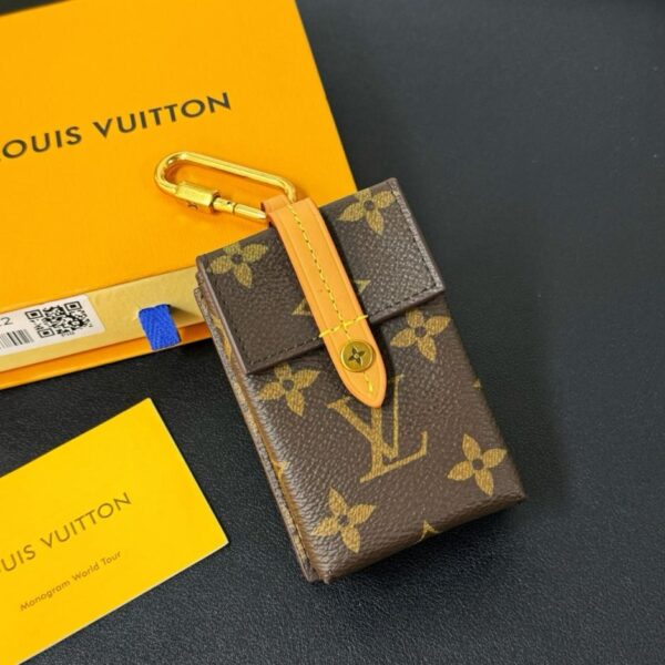 replik,replica,schmuck,1:1,beste,ohrringe,ring,Repliken Neu eingetroffen ️ Louis Vuitton Vintage-Zigarettenetui-Anhänger ️ Bietet Platz für Kopfhörer, Münzen, Autoschlüssel, Zigaretten und andere kleine Gegenstände (X0LMU)