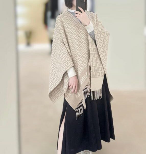 replik,replica,schmuck,1:1,beste,ohrringe,ring,Repliken Fendi Cape/Schal in limitierter Auflage, erhältlich in den Boutiquen (4OWJD).