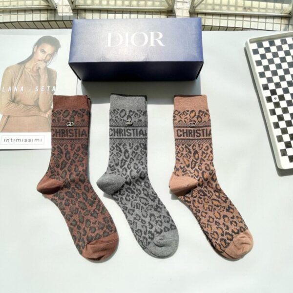 replik,replica,schmuck,1:1,beste,ohrringe,ring,Repliken [Eine Box enthält drei Paar] Dior Jacquard-Buchstabensocken (27T7H) – synchronisiert mit der offiziellen Website