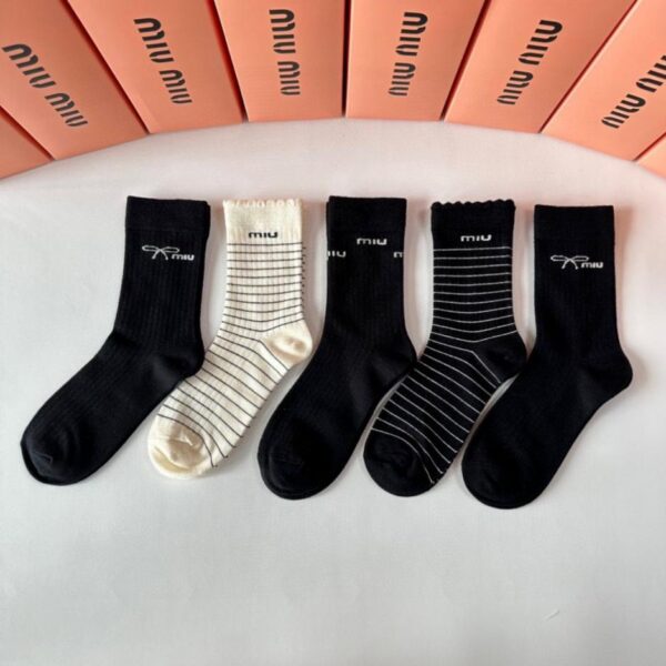 replik,replica,schmuck,1:1,beste,ohrringe,ring,Repliken MiuMiu Neue Kaschmir-Socken in mittlerer Länge, 5 Paar pro Karton (ADXW0)