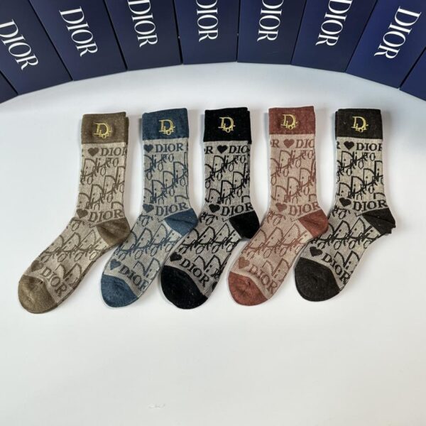 replik,replica,schmuck,1:1,beste,ohrringe,ring,Repliken Die neuen bestickten, mittellangen Socken von DIOR, fünf Paar pro Schachtel (M1DFC)