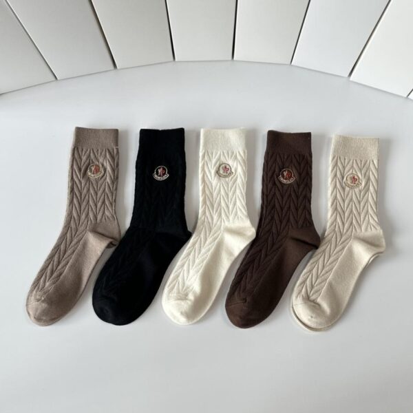replik,replica,schmuck,1:1,beste,ohrringe,ring,Repliken Die neuesten mittellangen Kaschmirsocken von MONCLER mit Stickerei, fünf Paar pro Packung (09W08)