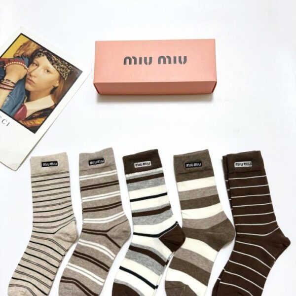 replik,replica,schmuck,1:1,beste,ohrringe,ring,Repliken [5 Paar pro Packung] MIUMIU Klassische Baumwollsocken mit gesticktem Logo, mittelhoch (KS6UD)