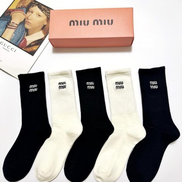 replik,replica,schmuck,1:1,beste,ohrringe,ring,Repliken [5 Paar pro Packung] MIUMIU Klassische Baumwollsocken mit gesticktem Logo, mittelhoch (MLEC4)