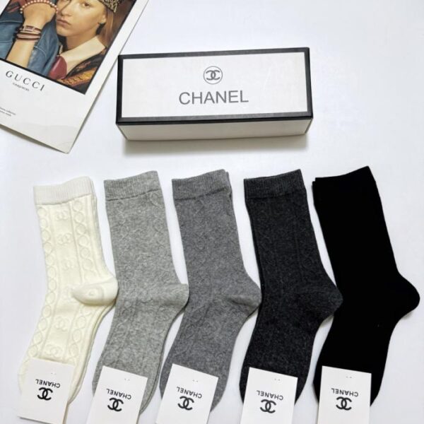 replik,replica,schmuck,1:1,beste,ohrringe,ring,Repliken [5 Paar pro Packung] Klassische Chanel-Socken aus Baumwolle mit geprägtem Logo, mittelhoch (OCMTA)