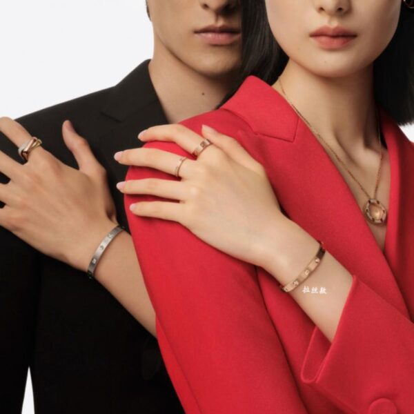 replik,replica,schmuck,1:1,beste,ohrringe,ring,Repliken Boutique / Neues, gebürstetes Cartier-Armband mit vier Diamanten und dem „LOVE“-Design, Größe 16-19, aus metallischem Gold (U0654).