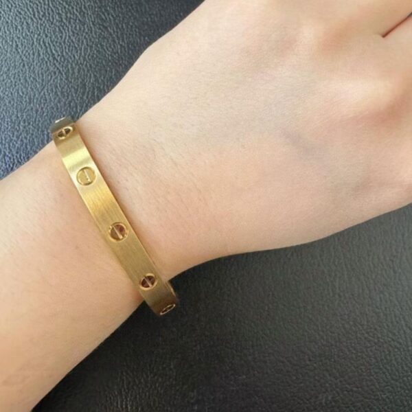 replik,replica,schmuck,1:1,beste,ohrringe,ring,Repliken Boutique / Aus metallischem Gold gefertigt, Größen 16-19, neues, gebürstetes Cartier breites Armband ohne Diamanten, mit dem LOVE-Design (I0R9A).