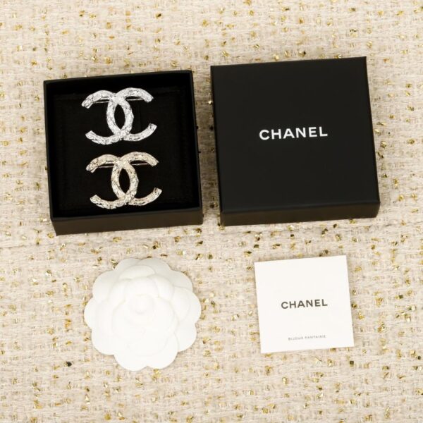 replik,replica,schmuck,1:1,beste,ohrringe,ring,Repliken Boutique / 【Chanel Brosche mit geprägtem Doppel-C】(B8GY8)