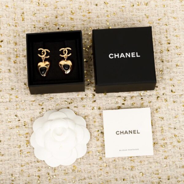 replik,replica,schmuck,1:1,beste,ohrringe,ring,Repliken Boutique / Chanel Ohrringe in Herzform, schwarz und gold (NKVK9)
