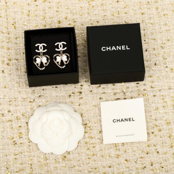 replik,replica,schmuck,1:1,beste,ohrringe,ring,Repliken Boutique / 【Chanel Ohrringe mit Herz-Schleife aus weißem Emaille】(SRW0C)