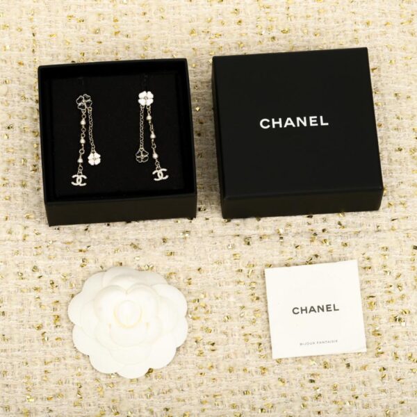 replik,replica,schmuck,1:1,beste,ohrringe,ring,Repliken Boutique / 【Chanel Ohrstecker mit schwarzem und weißem Kamelienanhänger und Doppel-C-Motiv】(61RWZ)