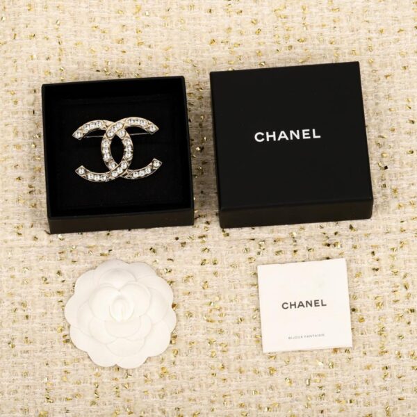 replik,replica,schmuck,1:1,beste,ohrringe,ring,Repliken Boutique / 【Chanel gesteppte Doppel-C-Brosche mit Volldiamant-Design】(0W4TH)
