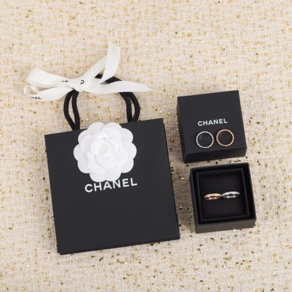 replik,replica,schmuck,1:1,beste,ohrringe,ring,Repliken Boutique / Diamantbesetzter Chanel-Ring mit schmalem Streifenmuster (RX8ZK)