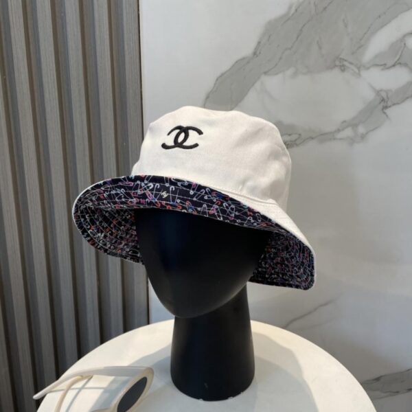 replik,replica,schmuck,1:1,beste,ohrringe,ring,Repliken Der neue, doppelseitig bestickte Fischerhut von Chanel (H68S37) ist ab sofort in den Boutiquen erhältlich.